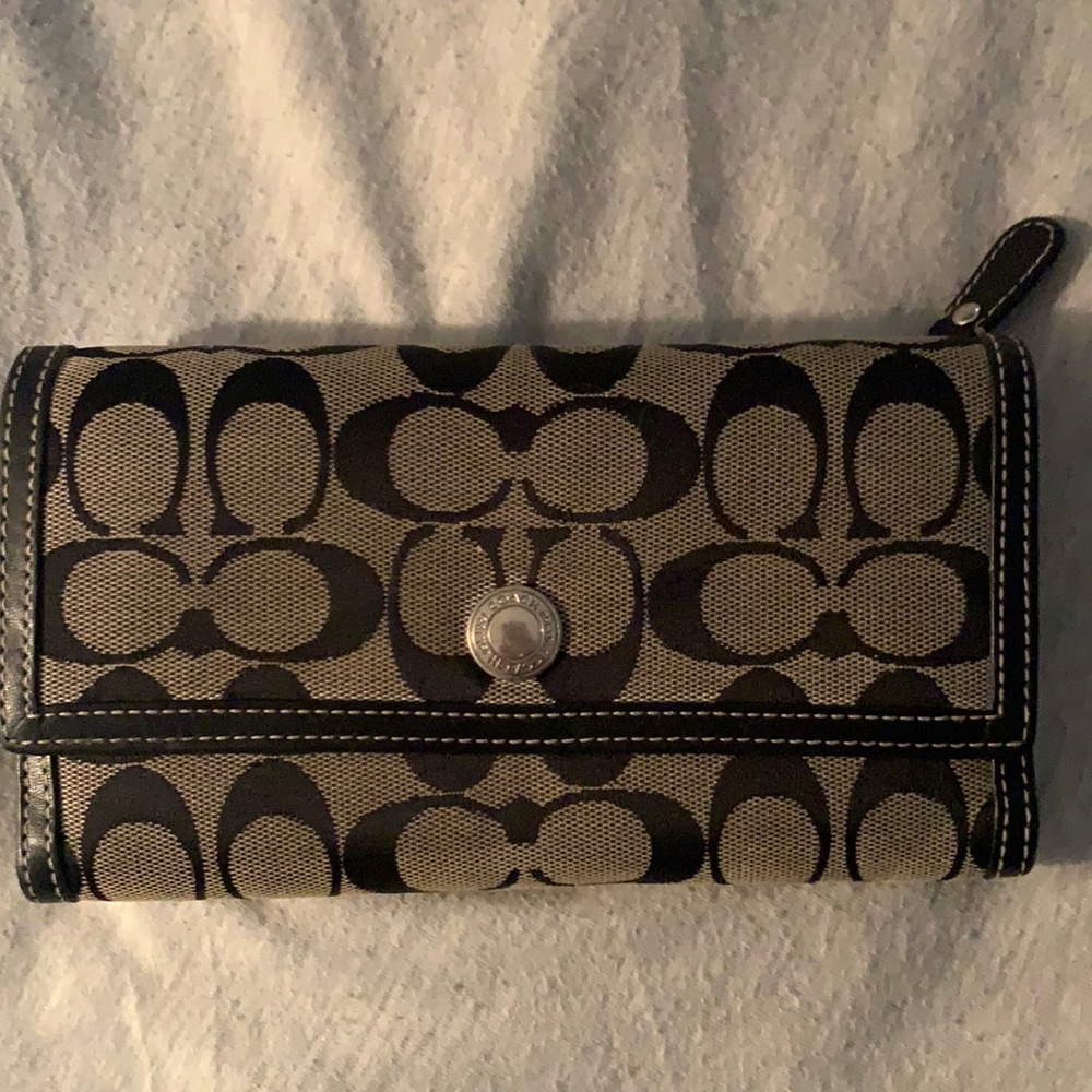 Black and white signature Coach wallet. In excellent condition.